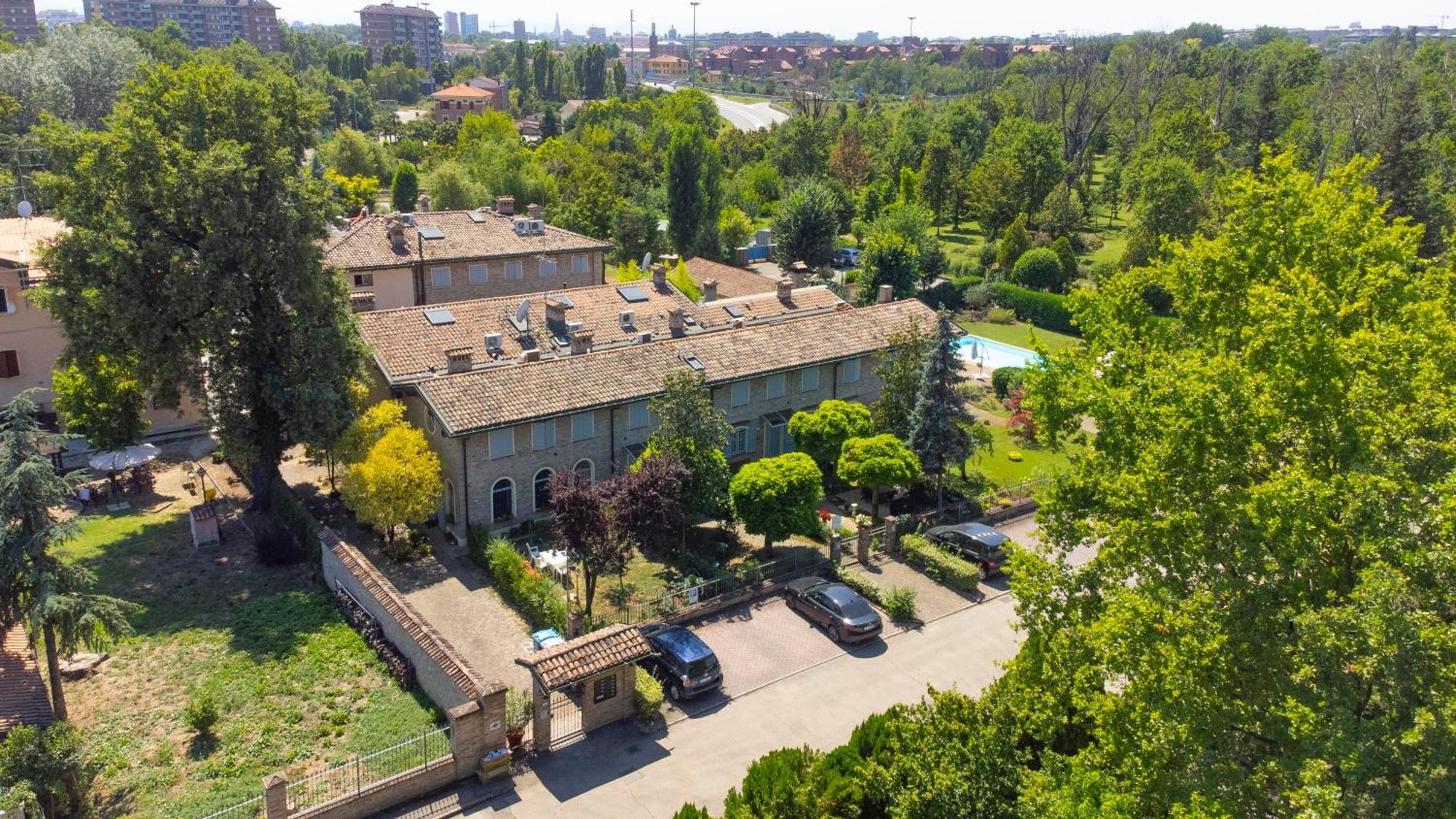 Residence Antico Borgo Modena Esterno foto